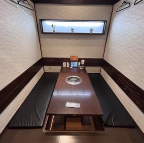 还备有半包房式的榻榻米座位。如果拆掉这堵墙，就可以举办大型聚会。