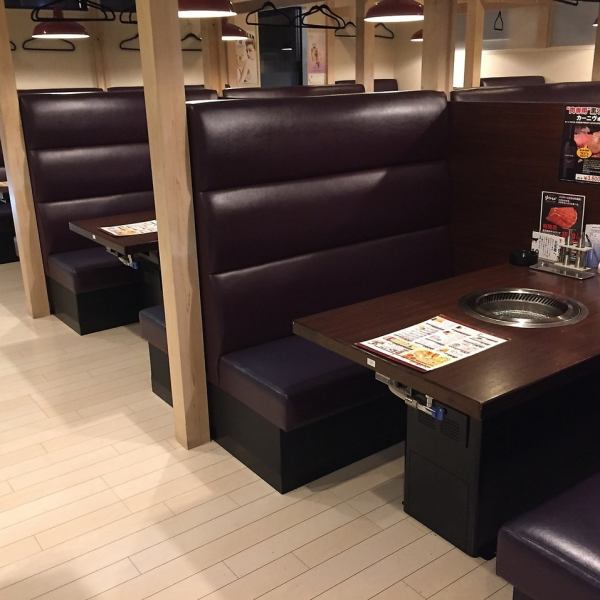 The interior of the store with a sense of cleanliness based on black and white has wide passages, and the seats are relaxed ☆ You can spend your time slowly ♪ Everything from the entrance to the store is barrier-free! Please come to