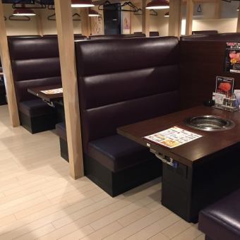 Each seat is separated by a wall.It is a spacious sofa seat ☆ In addition, [3 seats for 2 people] are available.