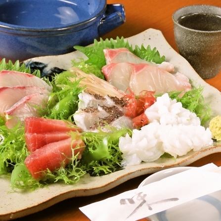 [Would you like to go with sake?~Sashimi dish~] 2-item 680 yen (+ tax) 4-item 1,280 yen (+ tax) 5-item 2,300 yen (+ tax)