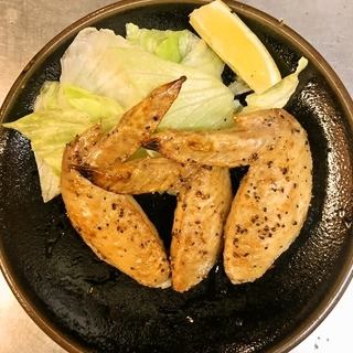 Chicken wings grilled with salt