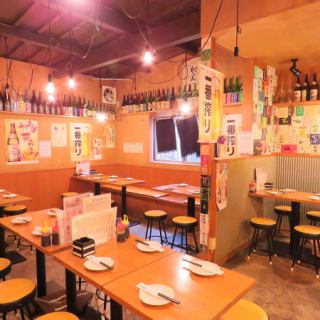 4名様のテーブルもいくつかご用意しております！！テーブルは中央にございますので、店内のにぎやかな雰囲気もお愉しみ頂けます♪