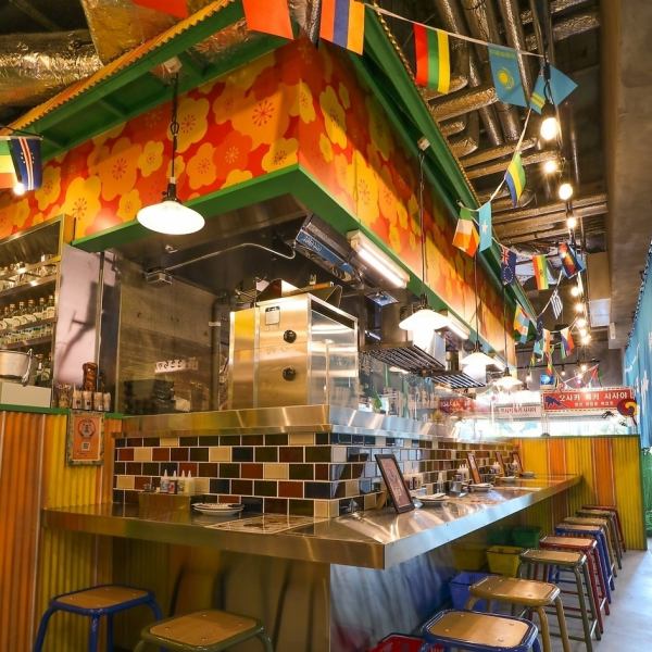 全94席をご用意しております！ネオンのライトでSNS映えの店内◎お仕事帰りに同僚と、ご友人との飲み会、ご家族での外食など美味しい様々なジャンルのお料理とお酒を楽しみたい方にぴったり。あらゆるシーンで楽しい時間をお過ごしいただけます。