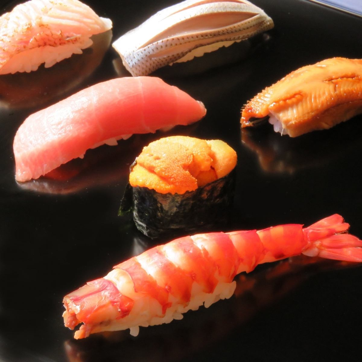 在三陆前面的精致寿司，您可以品尝岩手的不同季节，从季节到季节的怀石料理......