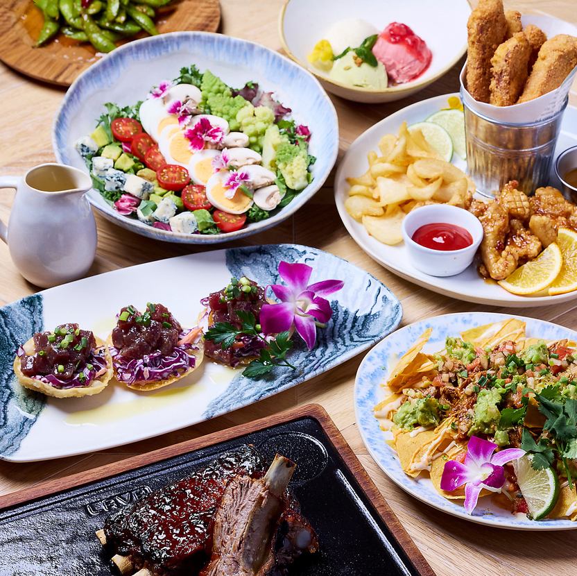 ハワイを感じられるパークフロントバルコニーレストラン！ハワイ料理やお酒を満喫♪
