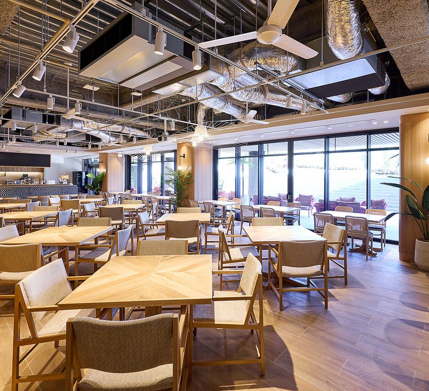 ハワイを感じられるパークフロントバルコニーレストラン!ハワイ料理やお酒を満喫♪