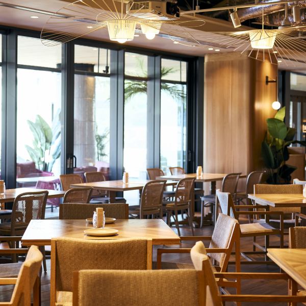 自然を感じるパークフロントのロケーションが魅力!代々木公園の豊かな緑が広がり、心地よい自然の風を感じていただける都内最大級のパークフロントレストラン。店内はハワイの雰囲気漂う開放的な空間となっており、リラックスした時間をお過ごしいただけます。充実した夜の時間をお楽しみください。