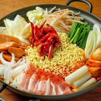 「歡迎與歡送會！附贈無限暢飲」韓式火鍋就是「budae jjigae」的代名詞！搭配什錦乾薑拼盤，非常滿意的套餐♪