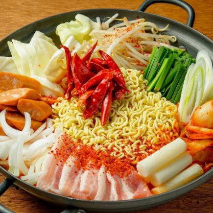 “欢迎和欢送会！附赠无限畅饮”韩式火锅就是“budae jjigae”的代名词！搭配什锦干姜非常令人满意的套餐♪