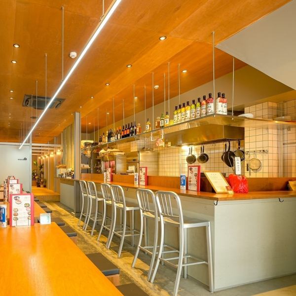 [For dates and crispy drinks ♪] The counter can be enjoyed by looking at the cooking process ★