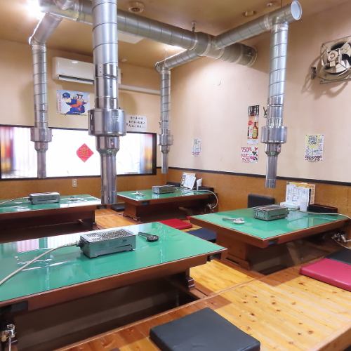 6名様でご利用いただけるテーブル席はお仕事帰りの飲みの席として◎