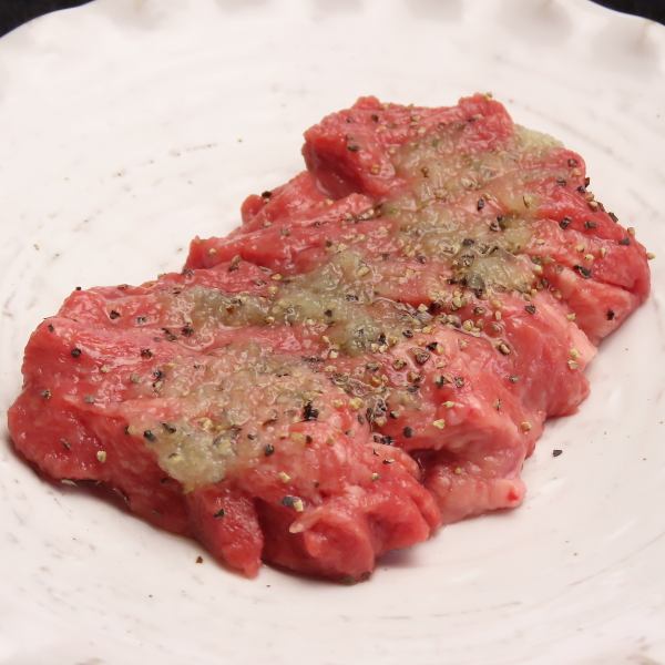 サクッとした歯ごたえと溢れる肉汁がたまらない「当店自慢の牛タン」。噛むほどに旨味が広がる逸品です。
