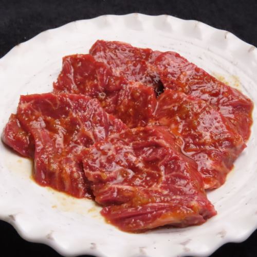 こだわりのタレがたっぷり絡む「ハラミ」がおすすめ！噛むほどに溢れる肉汁とタレの相性が抜群です。