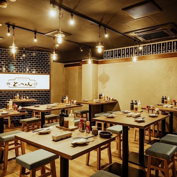 【在池袋站/西口和朋友们开个酒会很有信心◎】无限畅饮的套餐2500日元起。无限量供应，价格为 2,750 日元起。555日元起无限畅饮！氛围绝佳，口味绝佳，而且下酒速度很快！这就是我们努力的目标！无论是女生聚会、团体约会、公司聚会，还是池袋站附近的朋友小酌，饺子酒席肉汁湯庵池袋店都值得信赖！