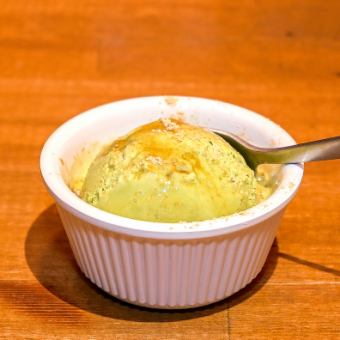 抹茶和黄豆粉冰淇淋