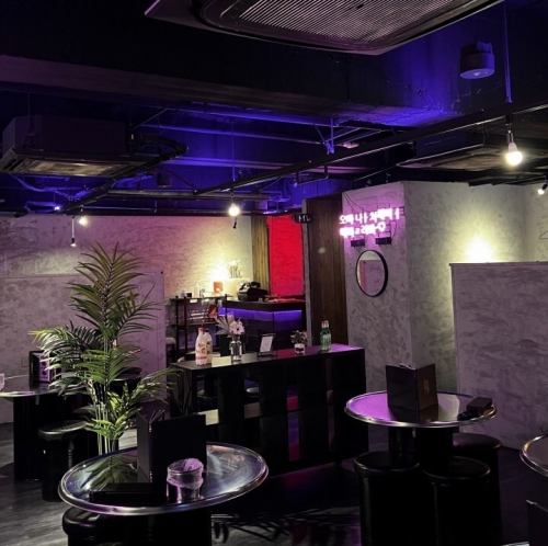 おしゃれでカジュアルな雰囲気の店内は女子会に大人気