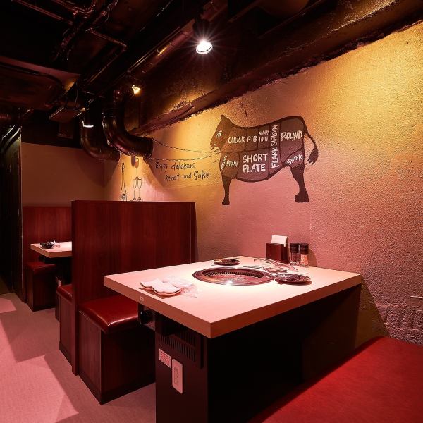 【新宿駅徒歩2分】ソファ半個室席4名～8名様迄。普段使いの飲み会や、ちょっとした集まりにも使い勝手抜群のお席をご用意しております♪炭火で炙って楽しむ気軽な酒場！各種宴会など大人数でも対応可！25名様～最大45名様まで貸切が可能です♪大型宴会の貸切も可能なのでぜひお気軽にご相談ください。新宿/食べ放題/焼肉