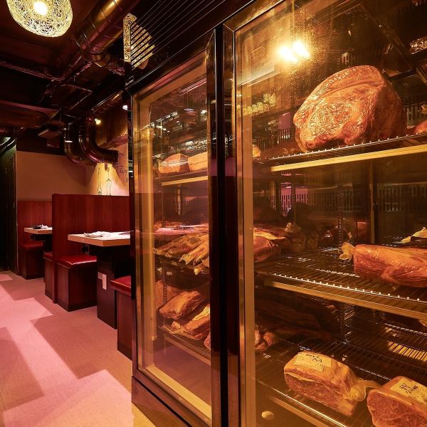 【新宿駅徒歩2分】ソファ半個室席4名~8名様迄。普段使いの飲み会や、ちょっとした集まりにも使い勝手抜群のお席をご用意しております♪炭火で炙って楽しむ気軽な酒場!各種宴会など大人数でも対応可!25名様~最大45名様まで貸切が可能です♪大型宴会の貸切も可能なのでぜひお気軽にご相談ください。新宿/食べ放題/焼肉