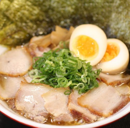 肉盛りあご出汁醤油らーめん全部のせ