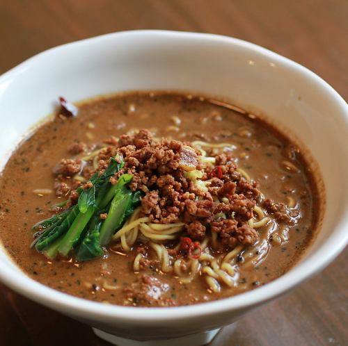 人気の黒胡麻担々麺