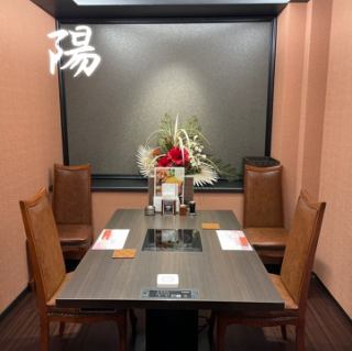 【陽の部屋】入った瞬間赤い花が目に入る個室。雰囲気を作ってくれます。