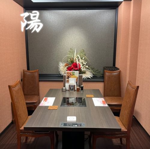 【陽の部屋】入った瞬間赤い花が目に入る個室。雰囲気を作ってくれます。