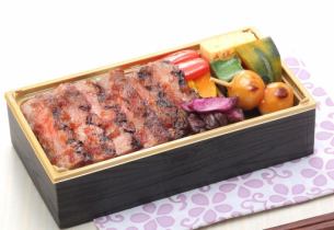 ★〈6〉 [Kuroge Wagyu Beef] Wagyu Beef Amiyaki Bento