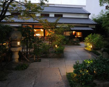 四季折々の美しい庭園を眺めながらお食事をお楽しみいただけます。建物は明治時代の酒蔵を移築した日本建築となっております。「さかばやし」では、地元の旬菜をはじめ、こだわりの自家製豆富や蕎麦とともに蔵でしか味わえない原酒など、ゆったりとお寛ぎいただける空間で極上のひとときをお楽しみいただけます。