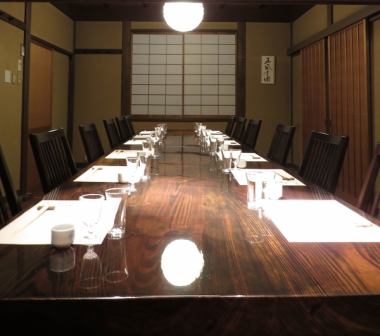 １F個室『さくら・ささ』のテーブル席です。ご宴会やお祝い事などにご利用ください。ご予約はお電話でお問合せください。※個室料は昼）1部屋1万円以上、2部屋使用する場合は2万円以上（全員のご飲食代金）/夜）1部屋2万円以上、2部屋使用する場合は4万円以上