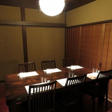 1F個室『さくら』のお席。6名様でゆったりとお食事いただけます。ご予約はお電話でお問合せください。※個室料は昼）1部屋1万円以上、2部屋使用する場合は2万円以上（全員のご飲食代金）/夜）1部屋2万円以上、2部屋使用する場合は4万円以上