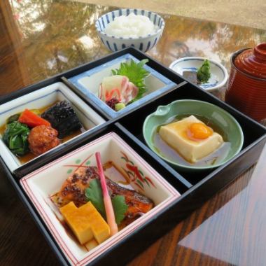 【ハッピーパック限定】わくわくセレクション　季節の特撰松花堂ランチ