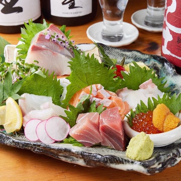 新鲜的鱼生鱼片拼盘780日元起。我们还推荐新的寿司菜单♪值得晒ins！！！