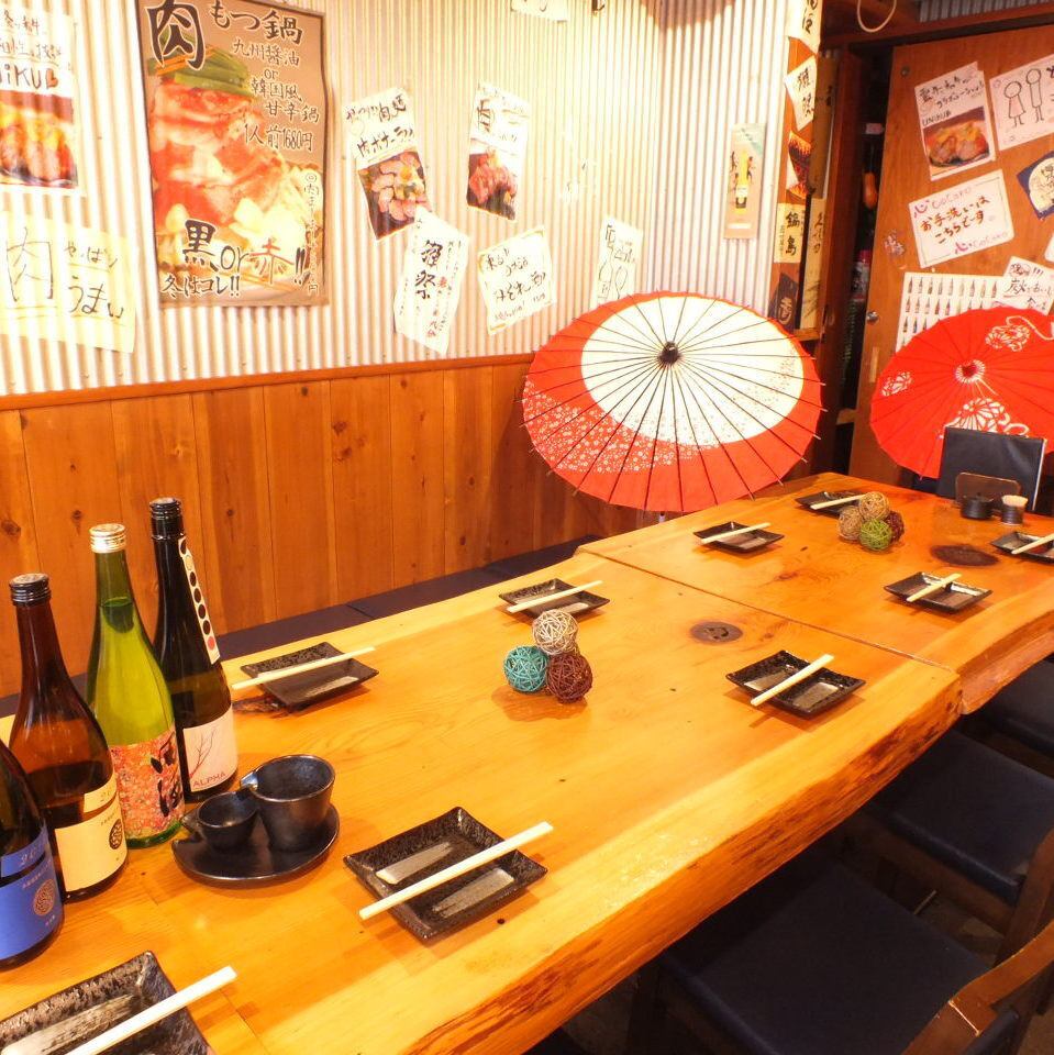 Relaxed table seats filled with the warmth of wood.Meat bar Yakitori Seafood