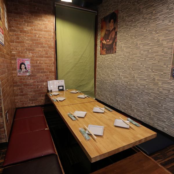 Relaxed table seats filled with the warmth of wood.Perfect for small parties in a separate space. [Sake, Yakitori, Seafood, Sushi, Lunch Party, Umeda, All-you-can-drink, Izakaya, Year-end Party, Beef Tongue, Hot Pot]