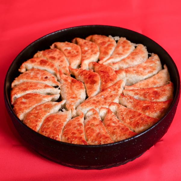 【無限餃子】~皮からこだわった自慢の本格鉄なべ餃子~