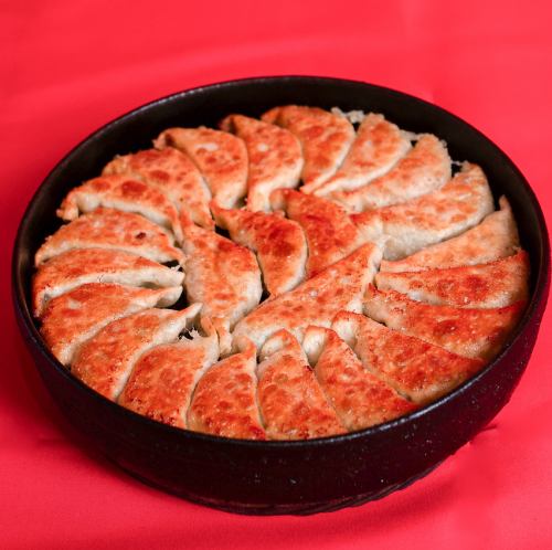 【無限煎餃】~我們引以為傲的正宗鐵鍋煎餃,選用精選餃子皮製作~