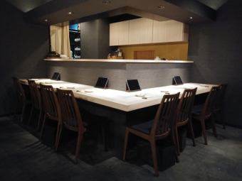 A counter seat where a chef stands in front of you.It is spacious and recommended for adult dates.