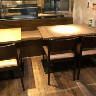 テーブル席です。4名テーブルが4つと2名テーブルが1つあります。繋げて使うこともできますので団体様でもOK！