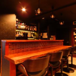 カウンター席は、スタッフとの会話を楽しみながら過ごせる特等席。お一人様でも気軽に立ち寄れる居心地の良さが魅力で、ランチ・カフェ・バーと時間帯ごとに異なる雰囲気を味わえます。さっと飲みたい夜にもぴったりの空間です。