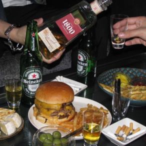 カウンター席は、スタッフとの会話を楽しみながら過ごせる特等席。お一人様でも気軽に立ち寄れる居心地の良さが魅力で、ランチ・カフェ・バーと時間帯ごとに異なる雰囲気を味わえます。さっと飲みたい夜にもぴったりの空間です。