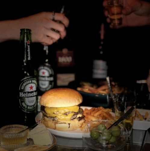 【団体＆貸切に◎】名物バーガー×唐揚げ×ポテト食べ放題！満足度◎LOCUSコース（2h飲み放題）