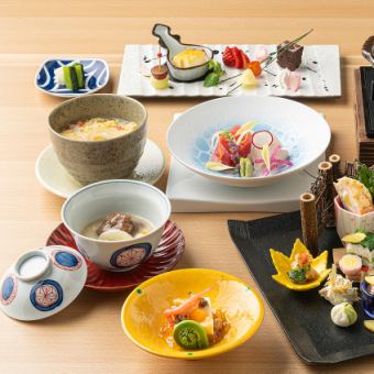 【松子套餐】包含刺身、烤肉和新鮮水果共8道菜,價格為15,000日圓(含稅)。