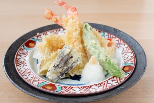 虎虾和时令蔬菜天妇罗