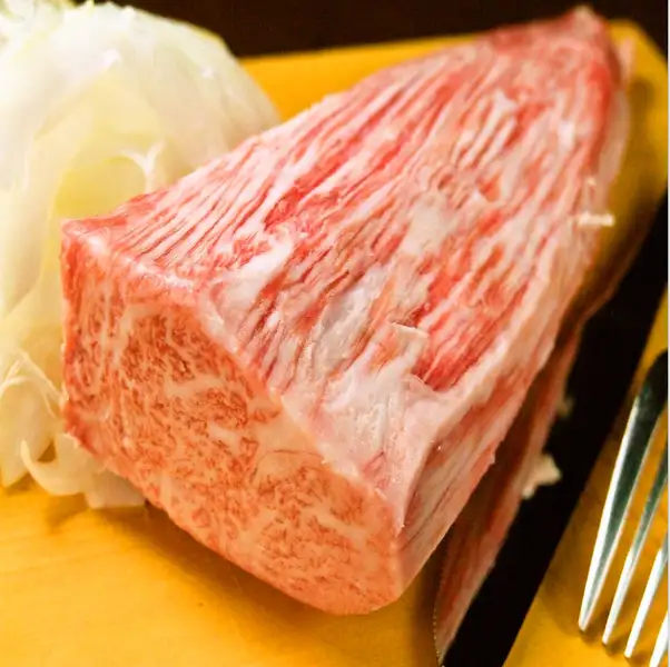 当店では、専門店にも引けを取らない極上のお肉をご用意しております。本格的な美味しさをお腹いっぱいになるまで心ゆくまでご堪能いただき、至福のひとときをお過ごしください。厳選された上質なお肉の旨みと豊かな香りの余韻に浸りながら、食後もゆっくりと、ほっと安らぐ贅沢なリラックスタイムをお楽しみくださいませ♪
