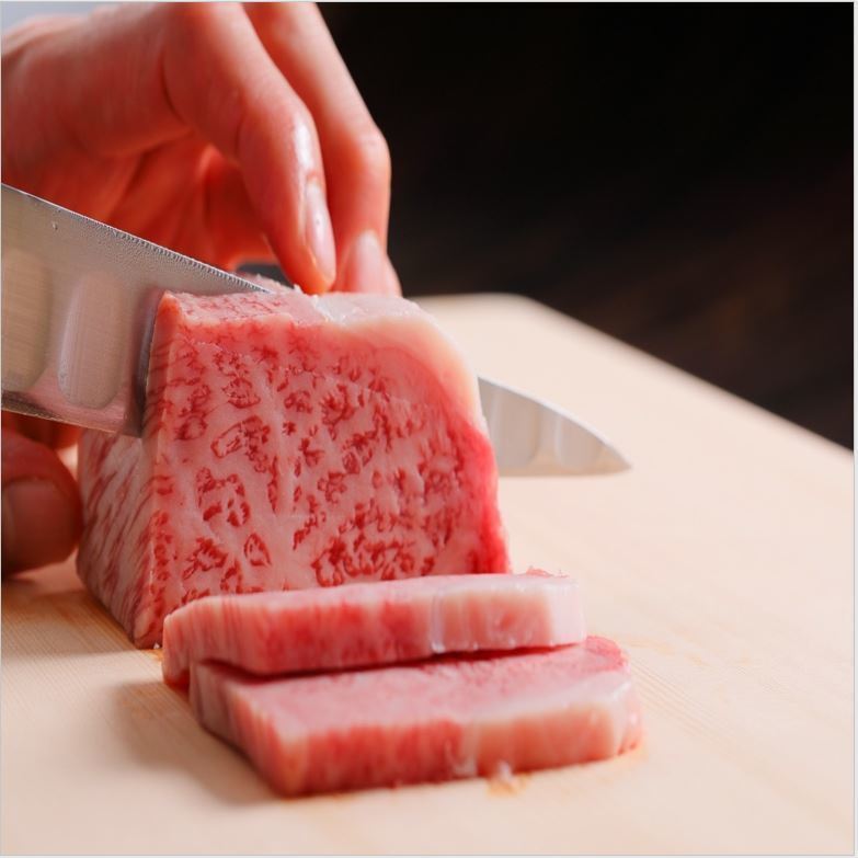 仙台牛はもちろん、ワインやシャンパンにもこだわりがございます