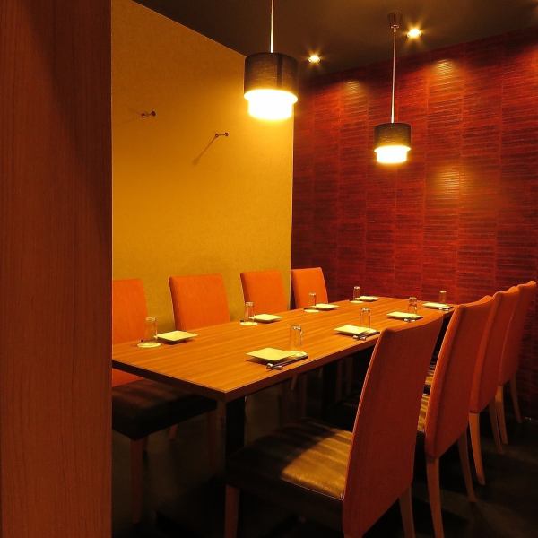 【仲の良い皆様・会社宴会等に最適な個室】落ち着いたお過ごし頂ける個室席を完備しており、広々とした空間でのお食事とお酒をお愉しみいただけます。岡山駅徒歩約3分と便利なアクセスは各種ご宴会にもおすすめです!