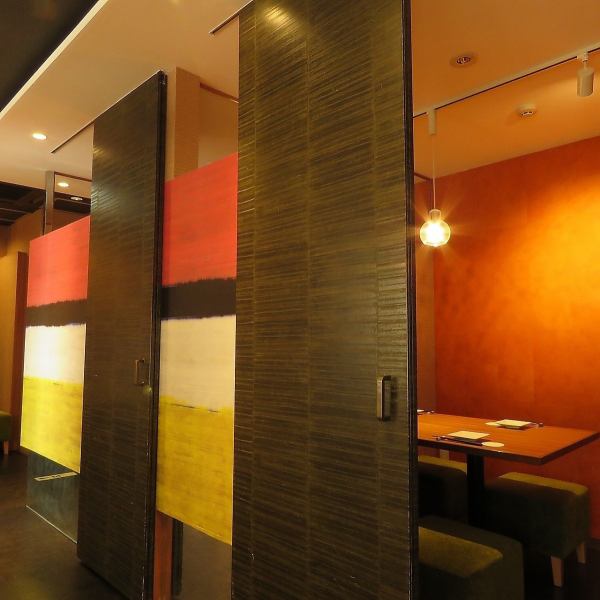 【最大24名様までご利用可能の個室】 岡山・北区エリアで個室居酒屋をお探しなら『鮮や一夜 岡山本町店』へ!当店自慢の飲み放題付き宴会コースをご提供致します。周りを気にせずお食事をお楽しみ頂けるよう、大小様々な個室をご用意◎
