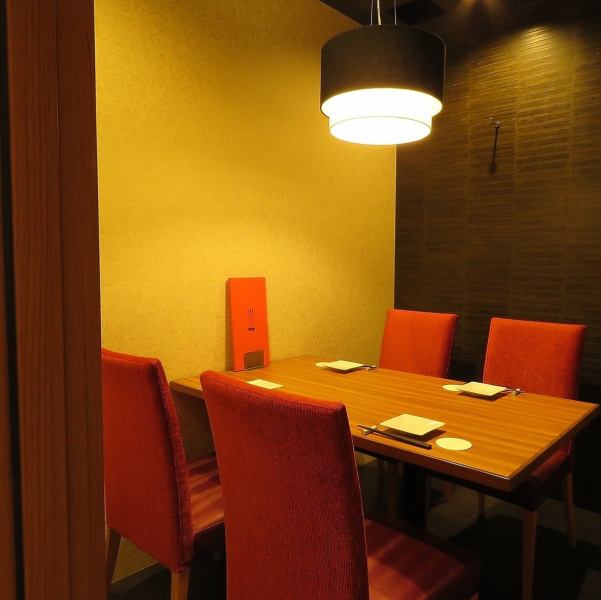 【デート・女子会にも】少人数の宴会やデートにも最適な個室・半個室空間をご用意。テーブル席・掘りごたつ席は、ご接待やご会食などの外せないシーンにも最適です。落ち着いた雰囲気の個室でゆったりとお過ごしください。