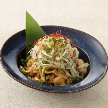 烤雞皮配多種調味料和柚子醋