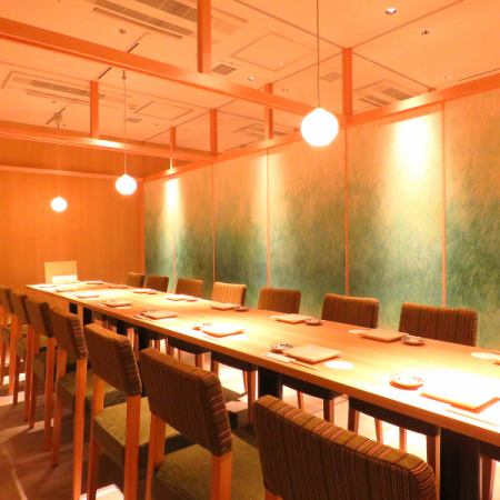我們可以承辦最多24人的宴會。這間酒屋位置便利，距離岡山站東口僅需步行3分鐘！我們提供各種平價的宴席套餐，食材皆採用當季新鮮時令產品。請您在岡山舉辦飲酒派對、宴會、歡迎派對及其他活動時使用我們的服務！